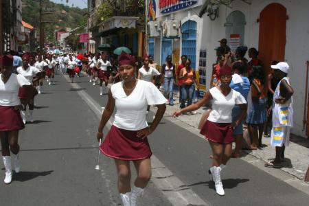 LES AMAZONES DANS LA RUE O DEFILE