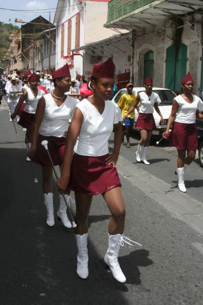 LES AMAZONES DANS LA RUE O DEFILE
