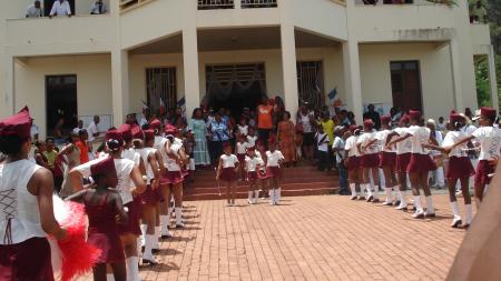 Les MAJORETTE AU PRES DE LA MAIRIE